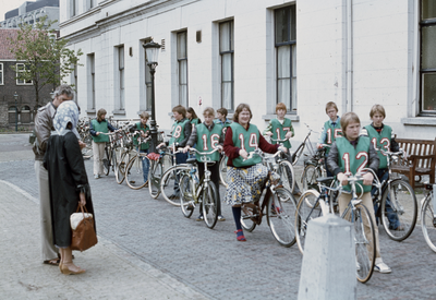 117671 Afbeelding van een groep schoolkinderen bij het verzamelen op de Mariaplaats voor de fietskeuring tijdens het ...